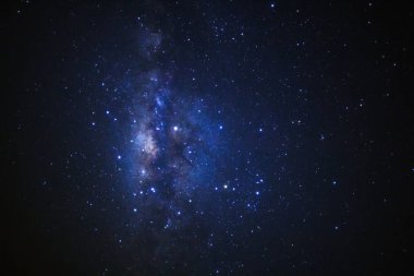 Kainatta yıldızlar ve uzay tozuyla Samanyolu Galaksisi