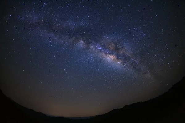 Paisaje galaxia de la Vía Láctea sobre la montaña con estrellas, Larga exposición — Foto de Stock