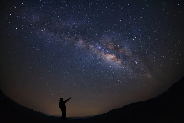 A Man berdiri di samping galaksi Bima Sakti menunjuk pada bri — Stok Foto