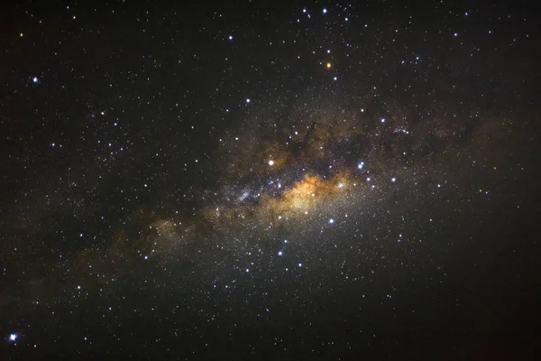 Kainatta yıldızlar ve uzay tozuyla Samanyolu Galaksisi