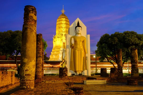 Manzara günbatımında Wat Phar Sri Rattana Mahathat tapınak ya da Wat Yai, Phitsanulok Tayland