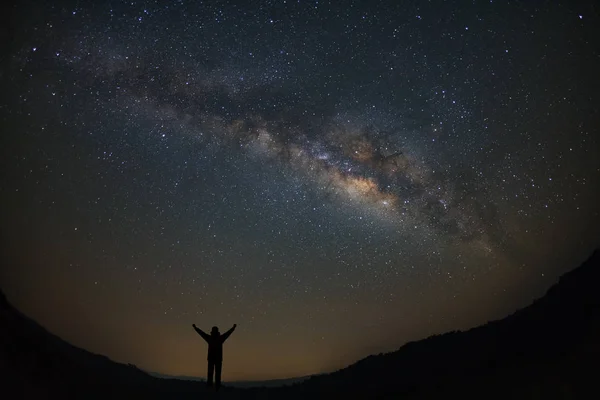 Paesaggio Via Lattea galassia con stelle e silhouette di uno standi Fotografia Stock