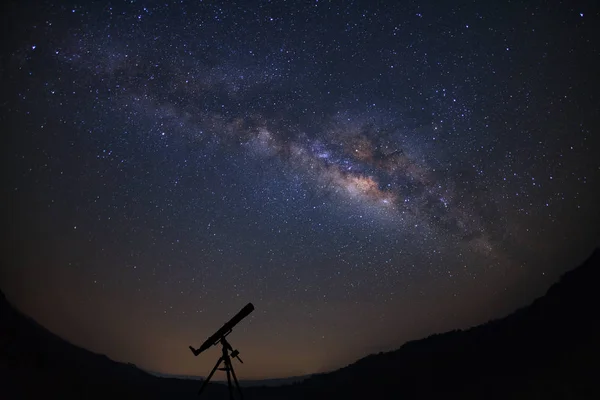 Telescópios com Via Láctea galáxia, Céu noturno com estrelas, Long exp Imagens Royalty-Free