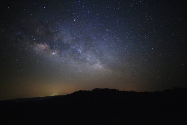 Phu Hin Rong Kla adlı dağ üzerinde yıldız Samanyolu