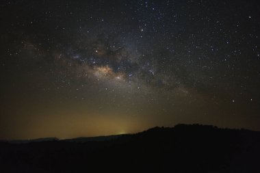 Phu Hin Rong Kla adlı dağ üzerinde yıldız Samanyolu