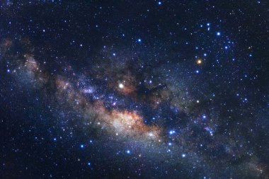 Kainatta yıldızlar ve uzay tozuyla Samanyolu Galaksisi