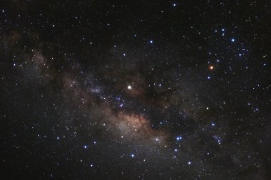 Kainatta yıldızlar ve uzay tozuyla Samanyolu Galaksisi