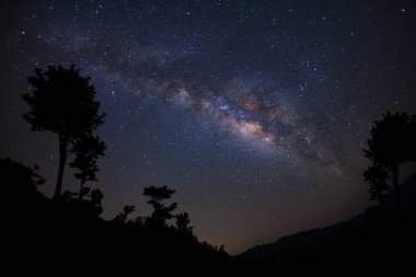 Yatay, Samanyolu, gece gökyüzünde yıldızlar ve silueti ile