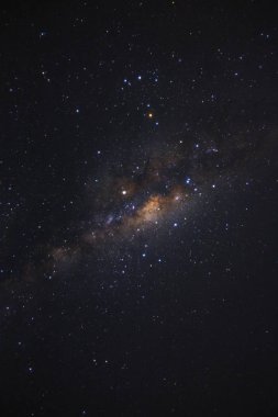 Kainatta yıldızlar ve uzay tozuyla Samanyolu Galaksisi