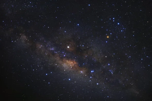 Закрытие галактики Млечного Пути со звездами и космической пылью в недрах — стоковое фото