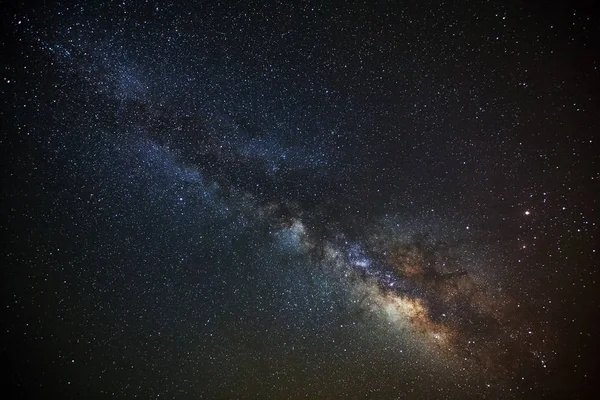 E clar că galaxia Calea Lactee de la Phitsanulok din Thailanda. Expunere lungă — Fotografie, imagine de stoc