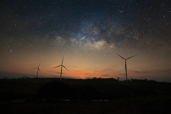 Milchstraßengalaxie über Windrad saubere Energie — Stockfoto