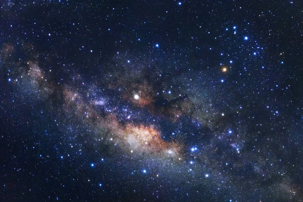 Kainatta yıldızlar ve uzay tozuyla Samanyolu Galaksisi