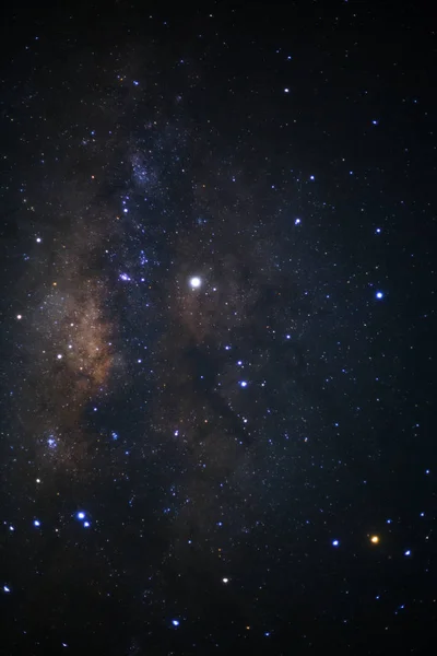 O centro da galáxia Via Láctea com estrelas e poeira espacial no — Fotografia de Stock