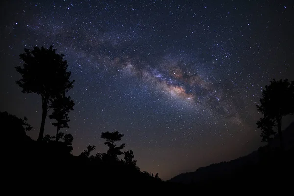 Landskap med Vintergatan, natthimmel med stjärnor och silhuetten av — Stockfoto