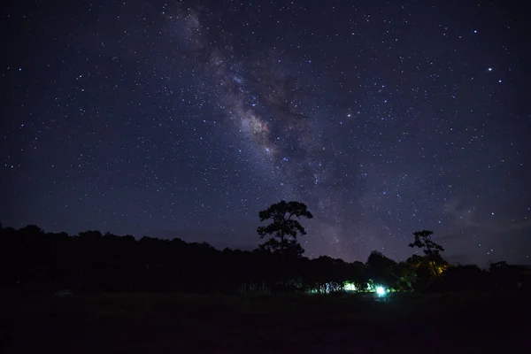 Galaxia de la Vía Láctea y silueta de árbol con nube.Larga exposición — Foto de Stock