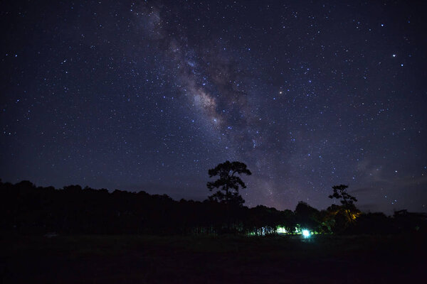 Галактика Млечного Пути и силуэт Три с длительной экспозицией
