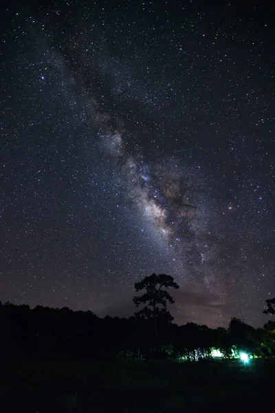 Vía Láctea en el Parque Nacional Phu Hin Rong Kla, Phitsanulok Tailandia — Foto de Stock