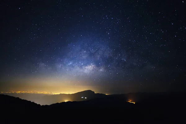 Vintergatan med ljus stad på Doi inthanon Chiangmai, Tha — Stockfoto