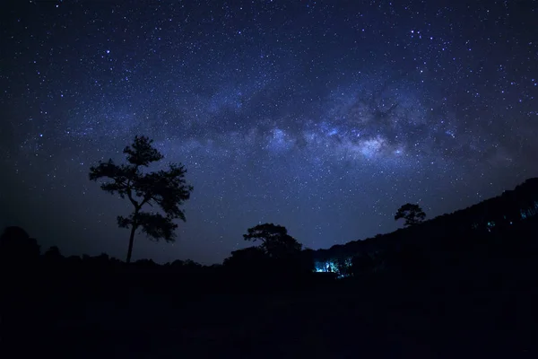 Vía Láctea en el Parque Nacional Phu Hin Rong Kla, Phitsanulok Tailandia — Foto de Stock