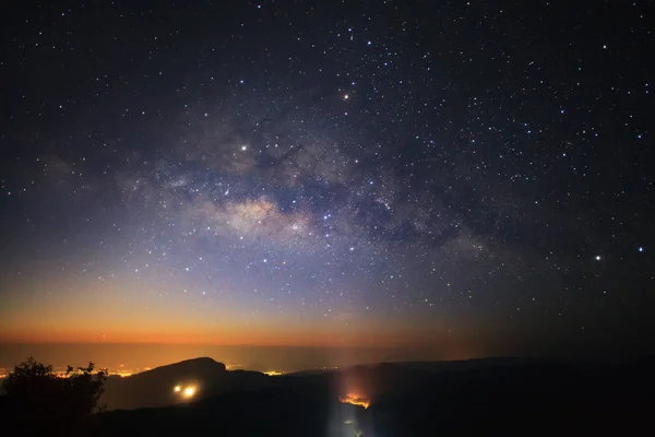 Milchstraßengalaxie mit Beleuchtung auf der Straße bei doi inthanon chian — Stockfoto