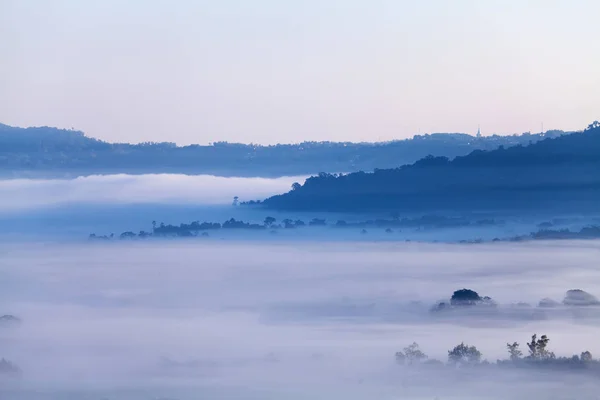 Mist in de ochtend zonsopgang en weg bij Khao Takhian Ngo oogpunt een — Stockfoto