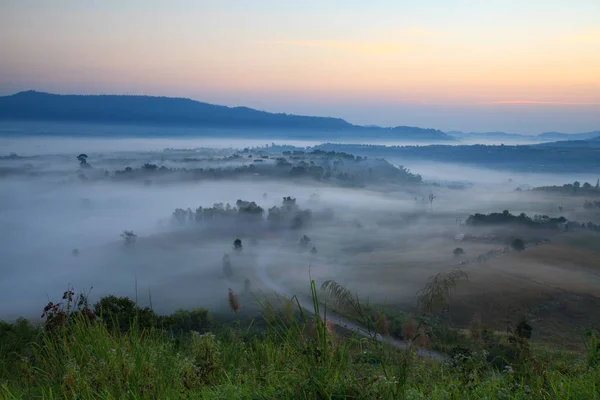 Kabut di pagi hari matahari terbit dan jalan di Khao Takhian Ngo View Point a — Stok Foto