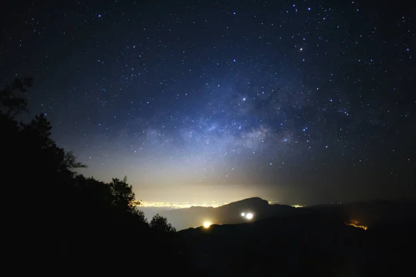 Via Lattea Galassia con luce città a Doi inthanon Chiang mai, Tha Immagine Stock