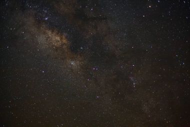 Kainatta yıldızlar ve uzay tozuyla Samanyolu Galaksisi