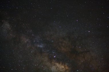 Kainatta yıldızlar ve uzay tozuyla Samanyolu Galaksisi