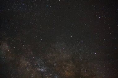 Kainatta yıldızlar ve uzay tozuyla Samanyolu Galaksisi