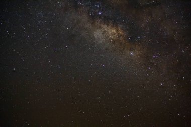 Kainatta yıldızlar ve uzay tozuyla Samanyolu Galaksisi