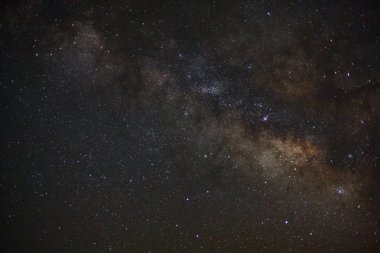 Kainatta yıldızlar ve uzay tozuyla Samanyolu Galaksisi
