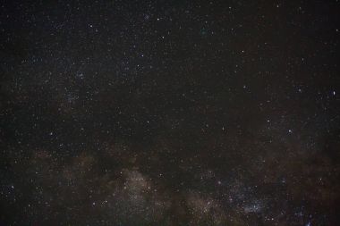 Kainatta yıldızlar ve uzay tozuyla Samanyolu Galaksisi