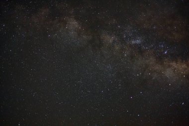 Kainatta yıldızlar ve uzay tozuyla Samanyolu Galaksisi