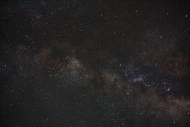 Kainatta yıldızlar ve uzay tozuyla Samanyolu Galaksisi