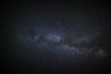 Kainatta yıldızlar ve uzay tozuyla Samanyolu Galaksisi