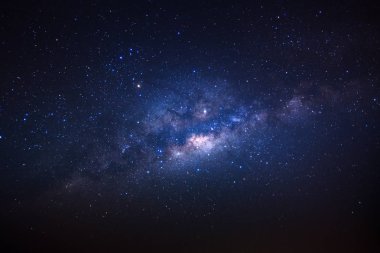 açıkça Samanyolu Gökadası ile yıldızlar ve uzay tozu univer