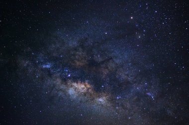 açıkça Samanyolu Gökadası ile yıldızlar ve uzay tozu univer