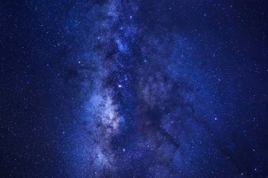 Yakın çekim açıkça Samanyolu yıldız ve uzay tozu ile ben