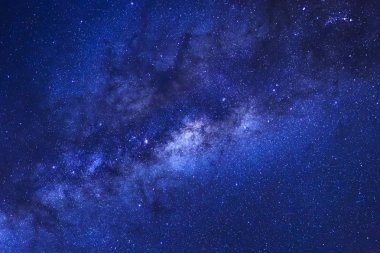 Yakın çekim açıkça Samanyolu yıldız ve uzay tozu ile ben