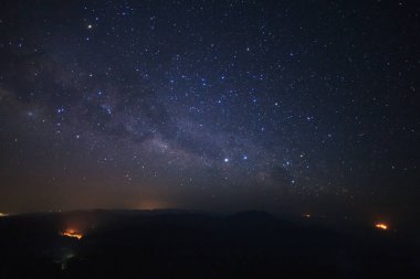 Samanyolu Doi Inthanon Chian, yolda aydınlatma ile