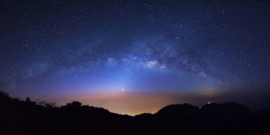 Panorama yıldızlı gece gökyüzü Doi Luang Chiang, yüksek dağ ile 