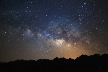 Silhouette çam ağacı ve Phu Hin Rong Kl, Samanyolu Gökadası