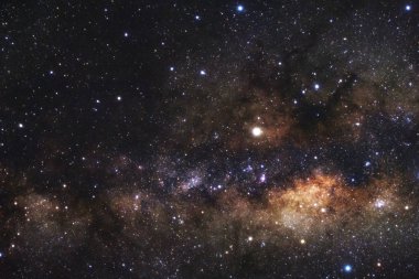 Kainatta yıldızlar ve uzay tozuyla Samanyolu Galaksisi 