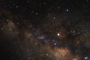 Kainatta yıldızlar ve uzay tozuyla Samanyolu Galaksisi 