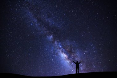 Samanyolu, yıldızlı gece gökyüzü yıldızlarla, yatay ve