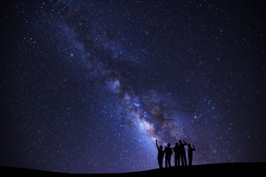 Samanyolu, yıldızlı gece gökyüzü yıldızlarla, yatay ve