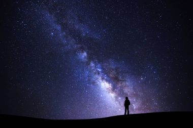 Samanyolu, yıldızlı gece gökyüzü yıldızlarla, yatay ve