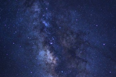 Yıldızlı gece gökyüzü, yıldızlar ve uzay tozu ile Samanyolu 